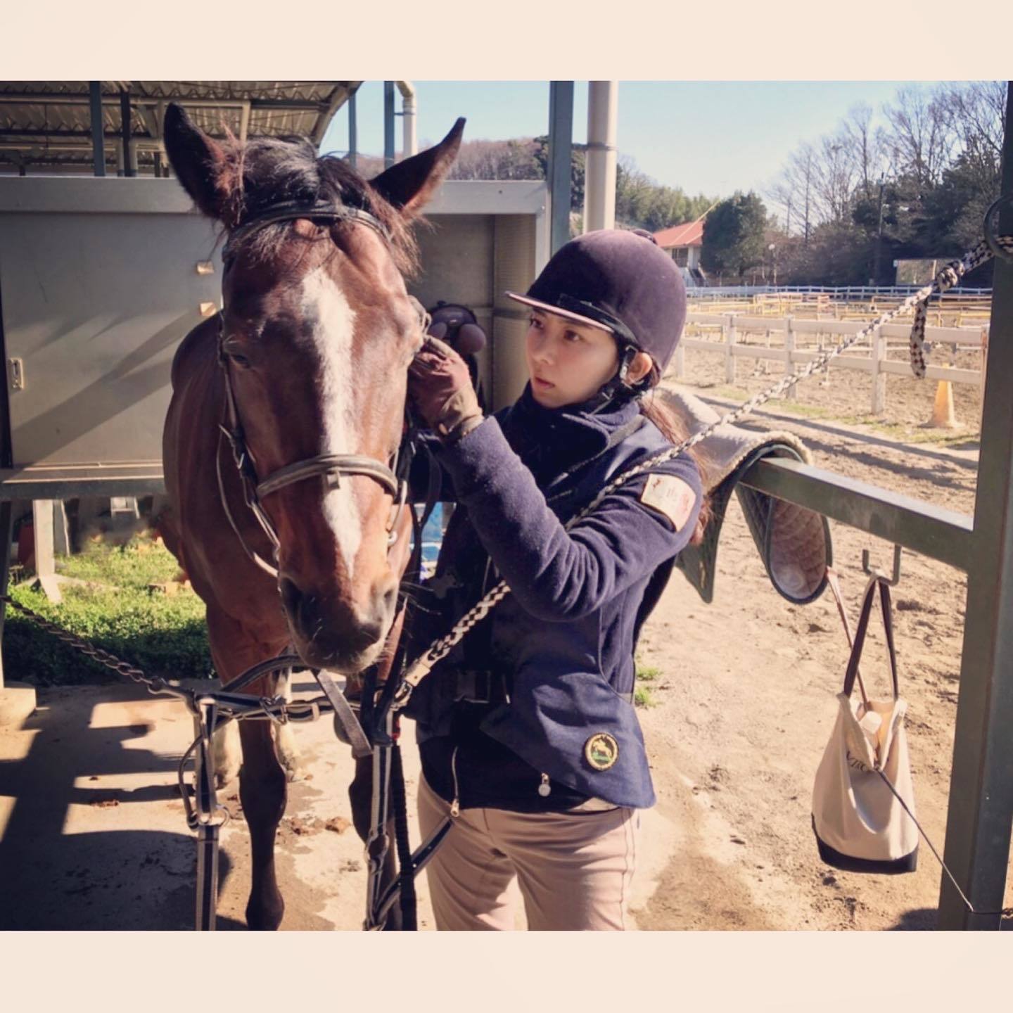 乗馬の準備をする白澤さん
