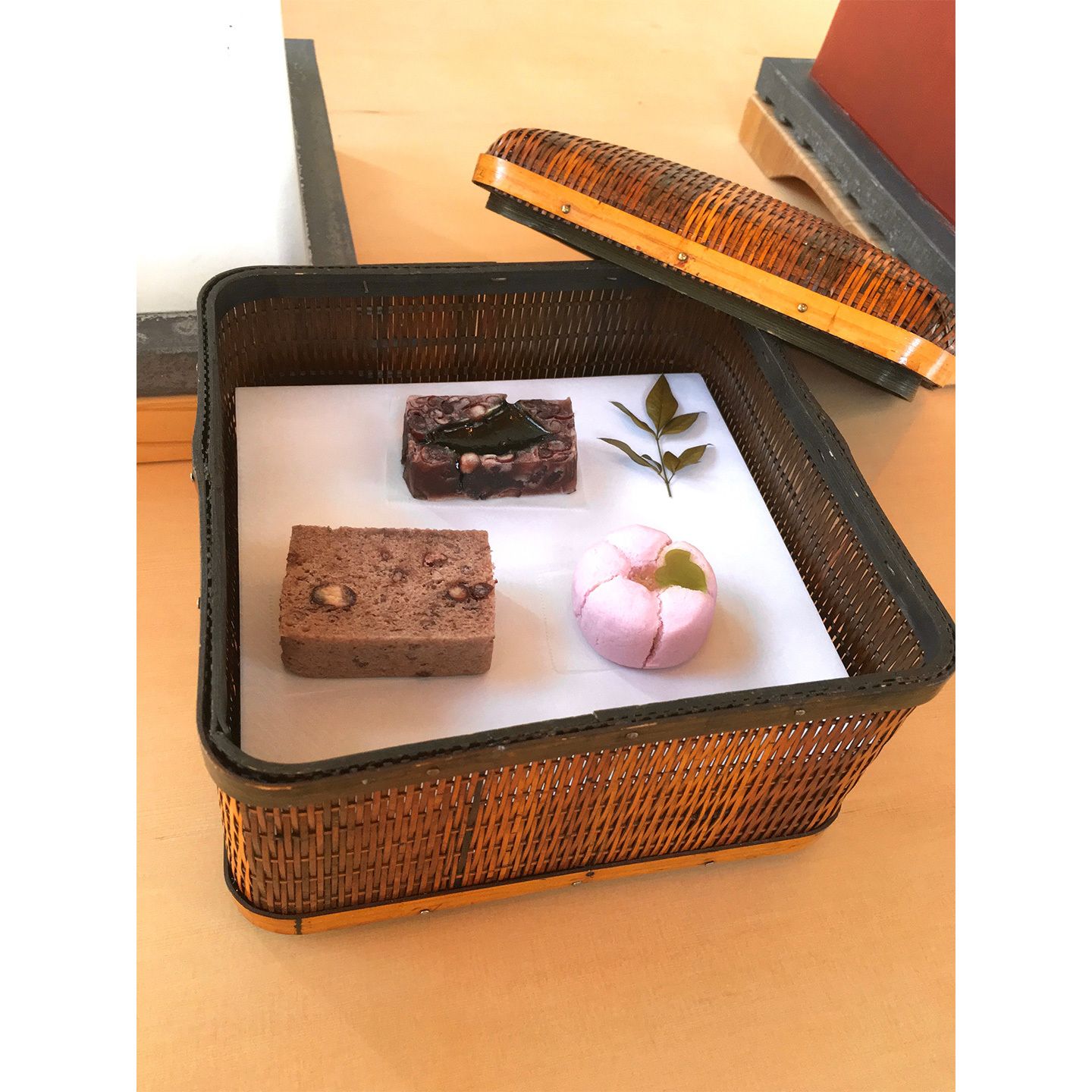 季節の和菓子は3種からお好みで。抹茶を意識して甘い大納言を選択。