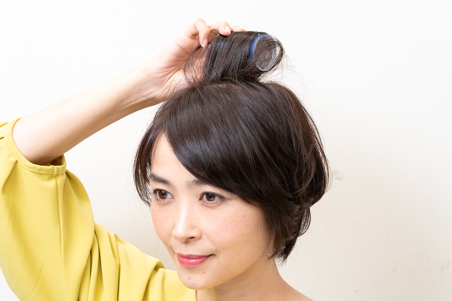 つむじ周りをざっくりと取って毛先から根元までしっかりと巻く。巻いたら10分くらい自然放置。