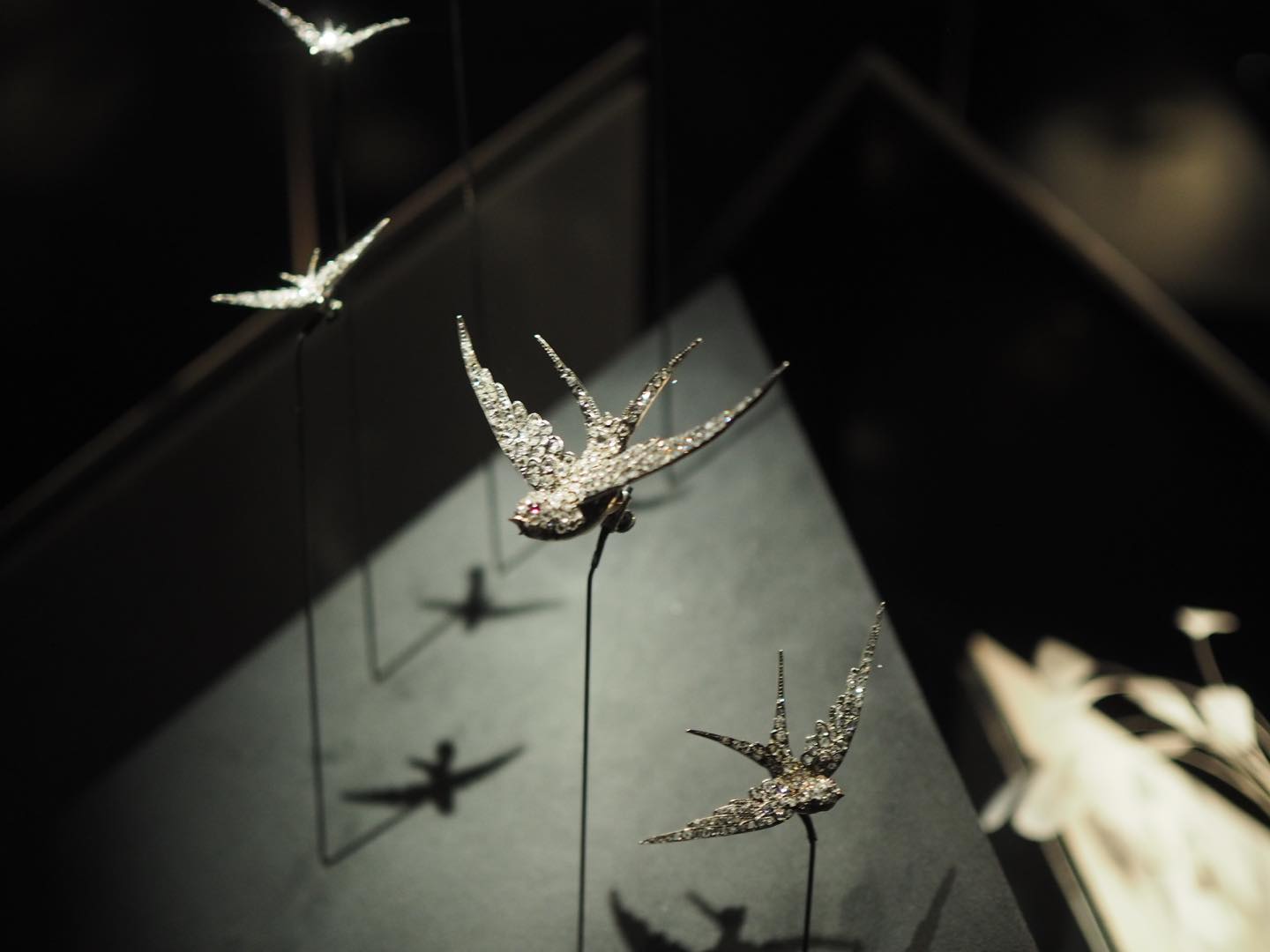 「6羽のダイヤモンドのツバメの連作」 1890年
幸運の伝達者の象徴であるツバメが6羽、徐々に小さくなる組み合わせでつくられています