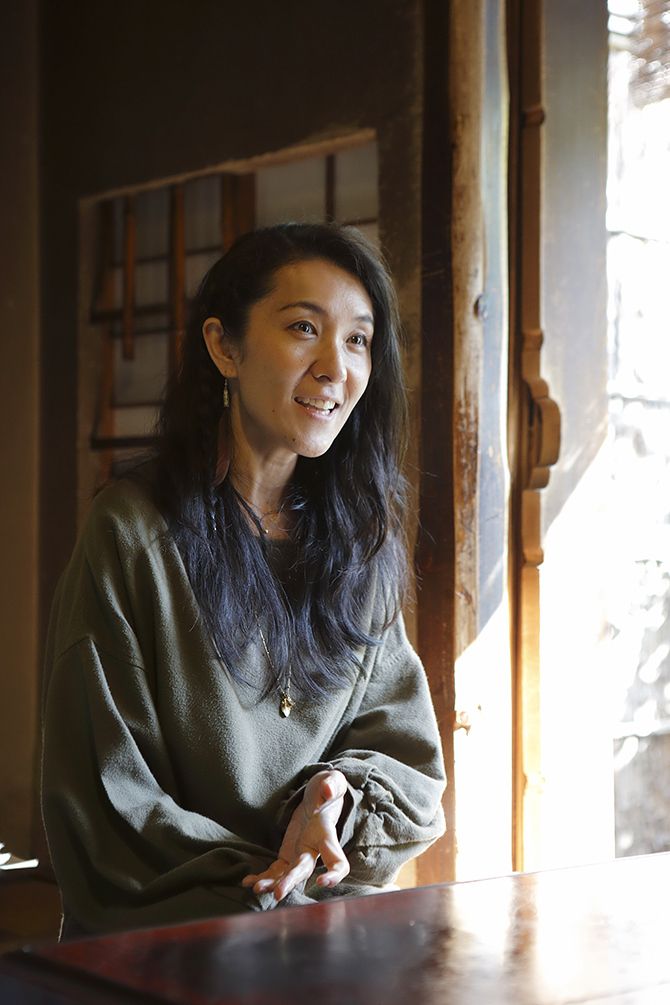 店内で話をする稲岡亜里子さん