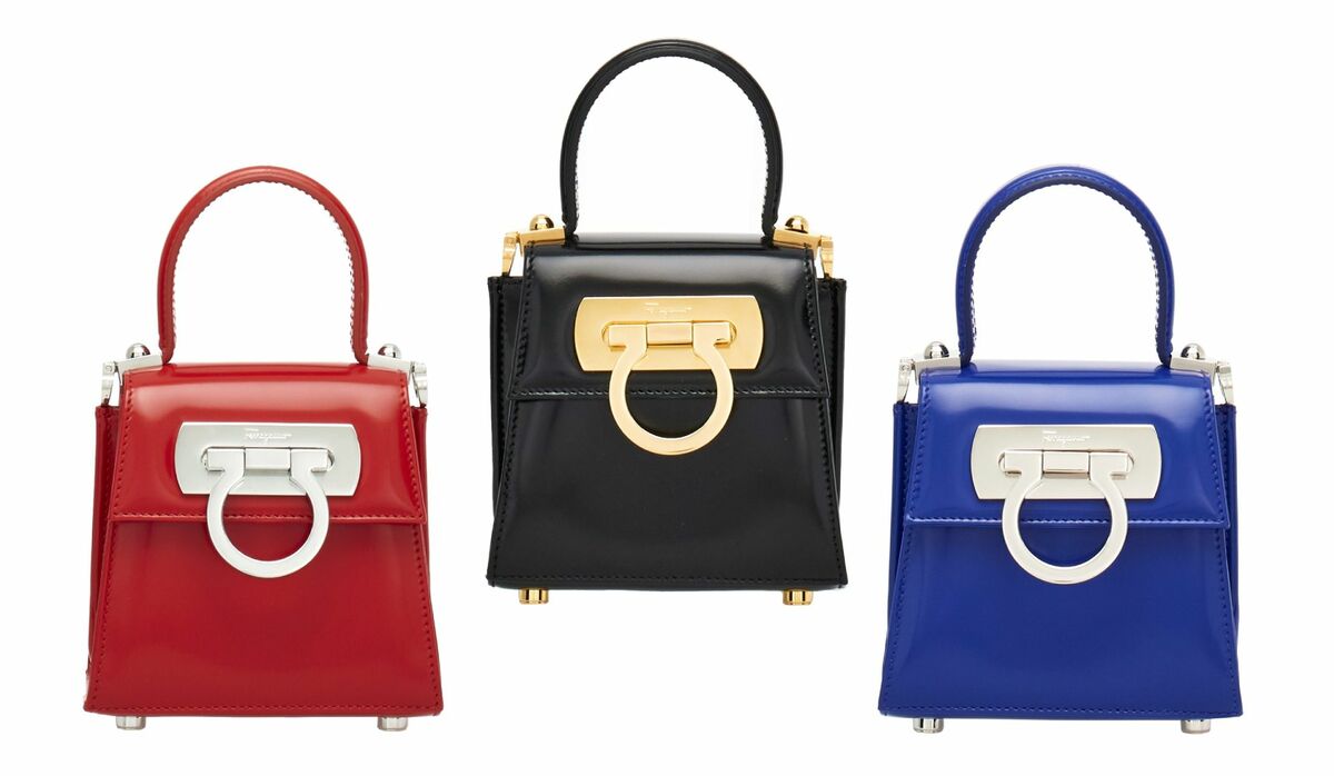[Salvatore Ferragamo]アイコニック トップハンドルシェード付き 滝沢眞規子さんの「HOLIDAYブラックスタイル」5days | VERY NaVY