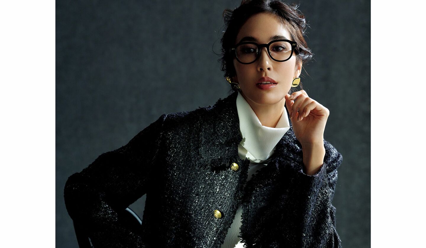 ラメツイードのジャケットにコーデュロイパンツを合わせたモデルの立野リカさん