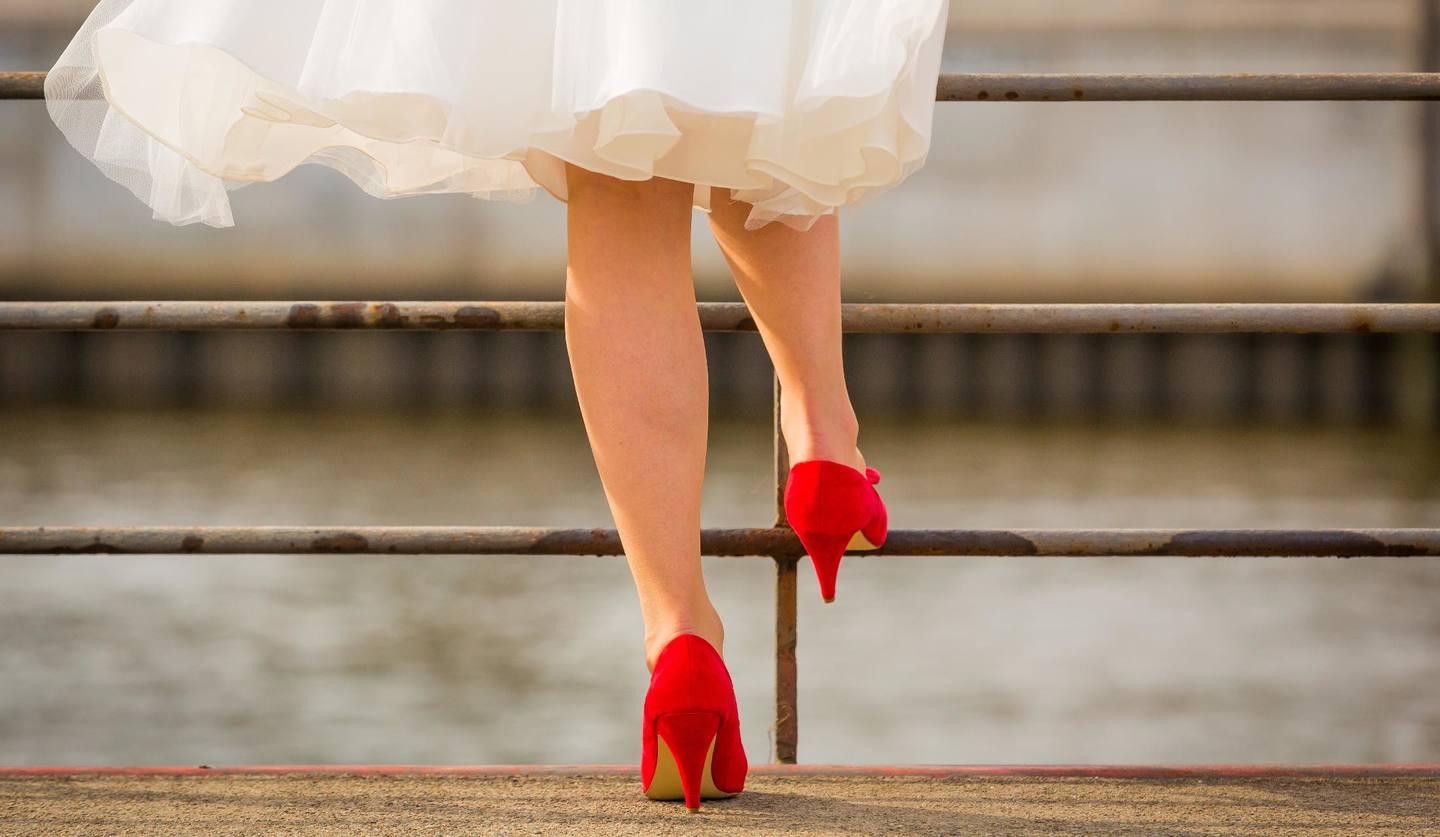 白いスカートと赤い靴を着た女性