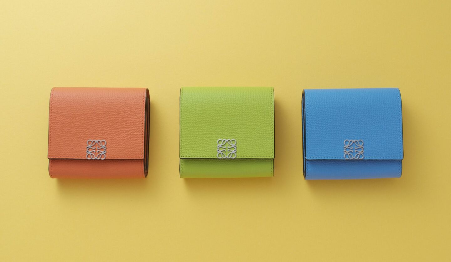 ロエベの人気財布シリーズ「アナグラム」の二つ折り財布の新色