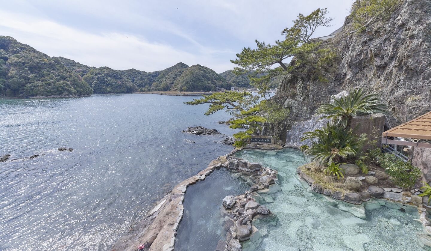 「碧き島の宿 熊野別邸 中の島」の大露天風呂「紀州潮聞之湯」のイメージ