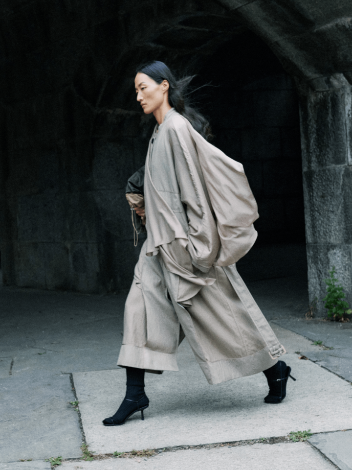 コート「EVIA COAT」¥576,400【色:トープ】/7月中旬入荷予定