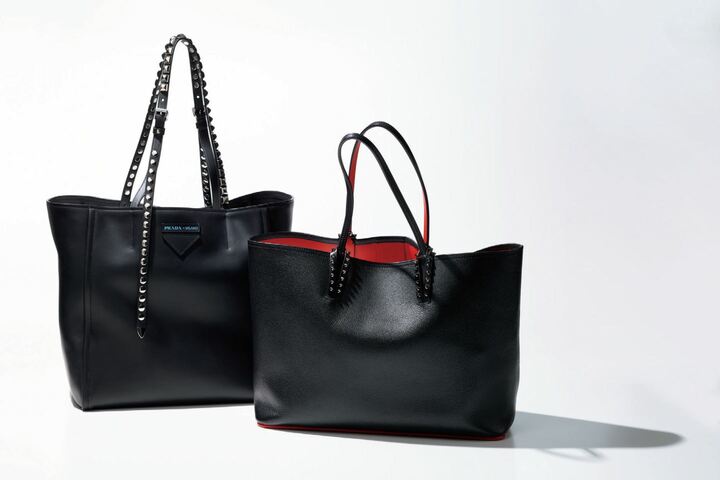 バッグ左／スタッズがあしらわれた長めのハンドルが、分量のある黒トートを軽やかに見せる。素材はなめらかなスムースレザー。［縦33.5×横32×マチ19.5cm］￥234,000［予定価格］（プラダ ジャパン）、右／体の動きにしなやかに沿う上質なカーフレザーを使用。内側と底には、アイコンカラーの赤を配した小粋な佇い。［縦30.5×横49×マチ14cm］￥166,000（クリスチャン ルブタン ジャパン）