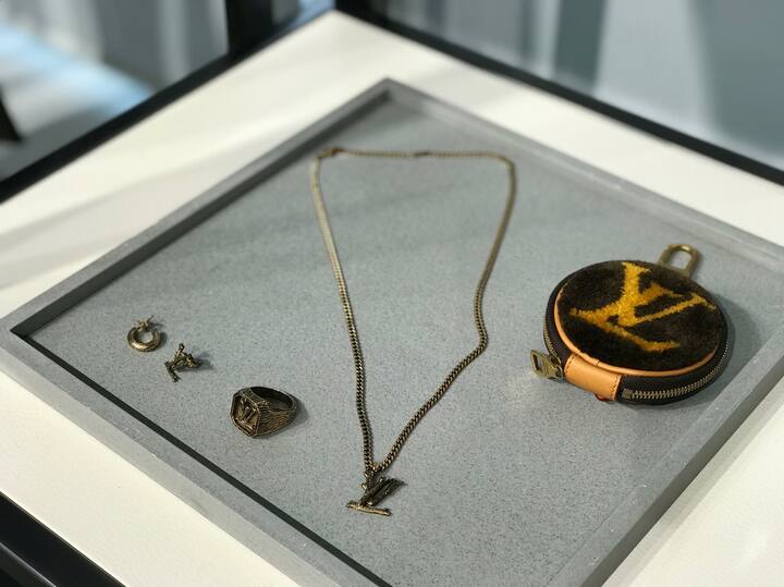 ジュエリーでは、枝がLouis Vuittonのロゴを表現。