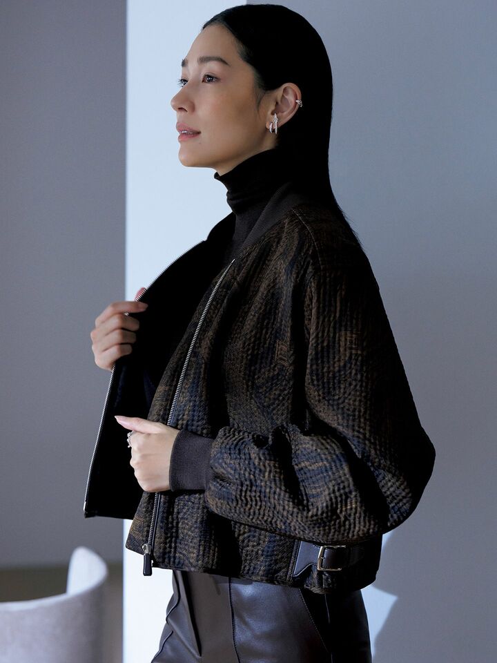 エルメスのウエアを着用したモデルの大塚まゆかさん