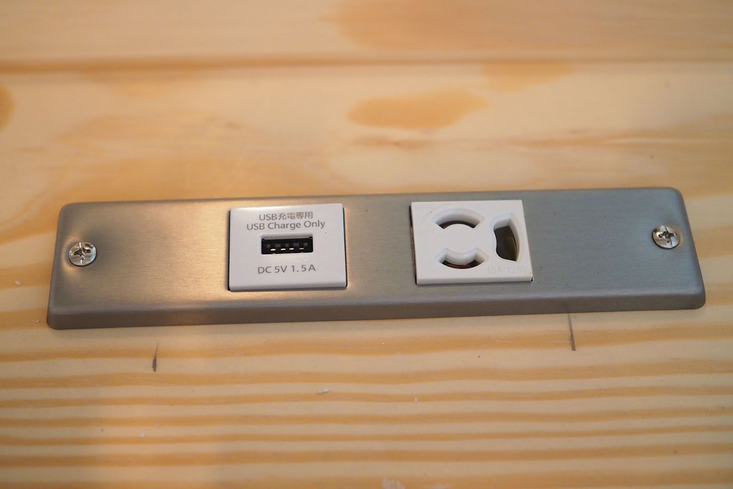 USB対応のコンセントはここ最近の新設ホテルでは基本設備になってきていますが、カフェでの導入は都内でもまだ珍しいのでは?
