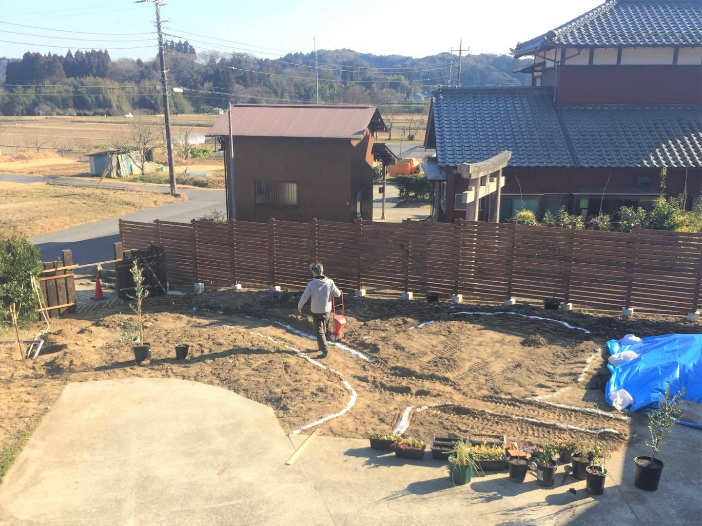 道を想定しているところにS字で白線を引く