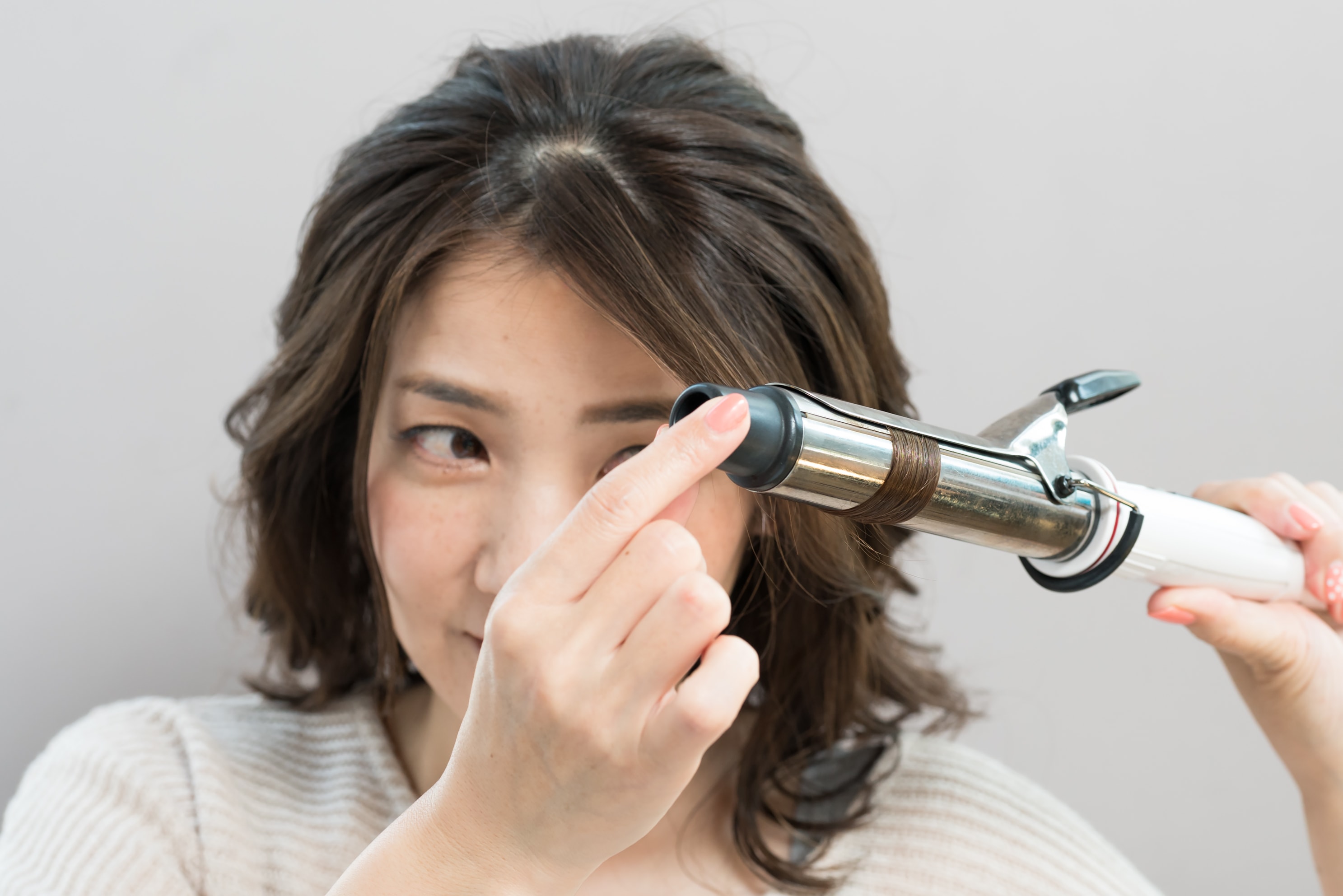 毛先から中間くらいまで外巻きにする