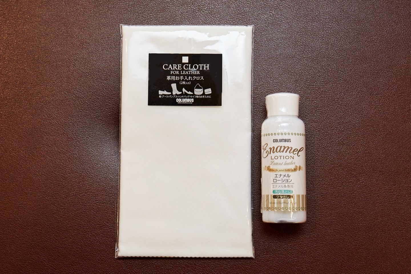アイテム左から 革用お手入れクロス(綿100%、2枚入り) ¥540、エナメルローション 100㎖ ¥1,080