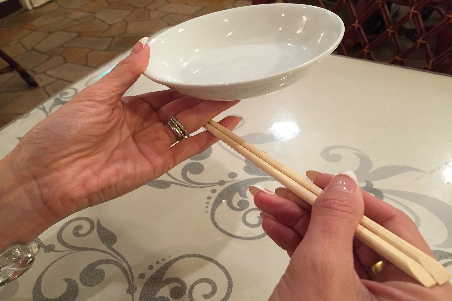 正しい器と箸の持ち方