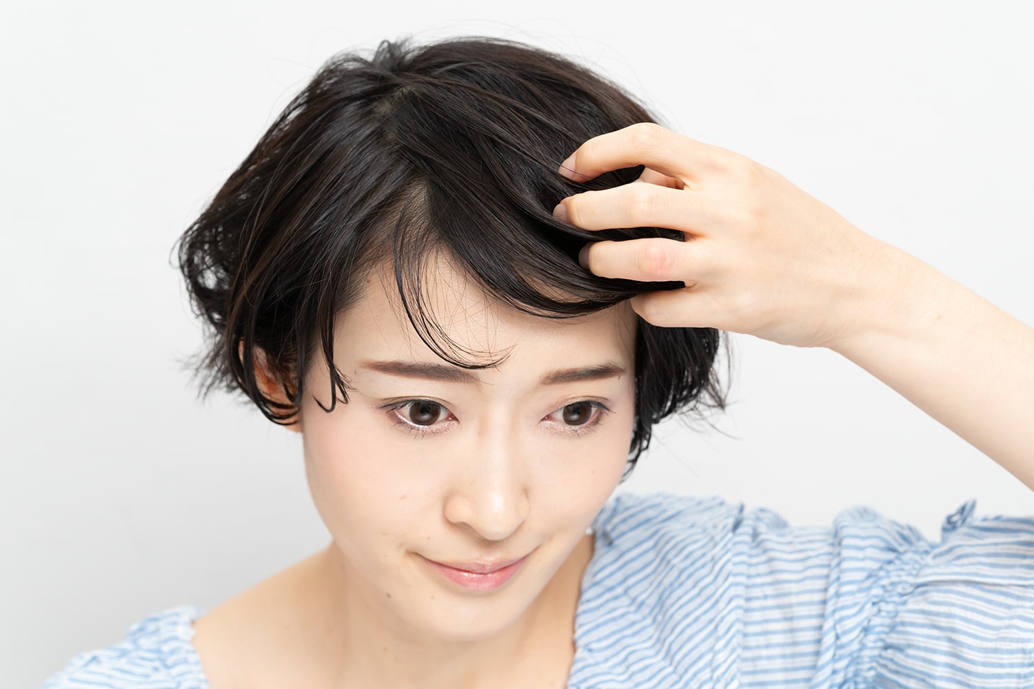 STEP3:サイドの髪を耳にかけ膨らみを押さえる
