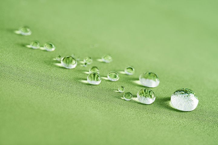 傘に付着した水滴は丸い形状となり、「ウォーターバリア」の上をコロコロと転がる