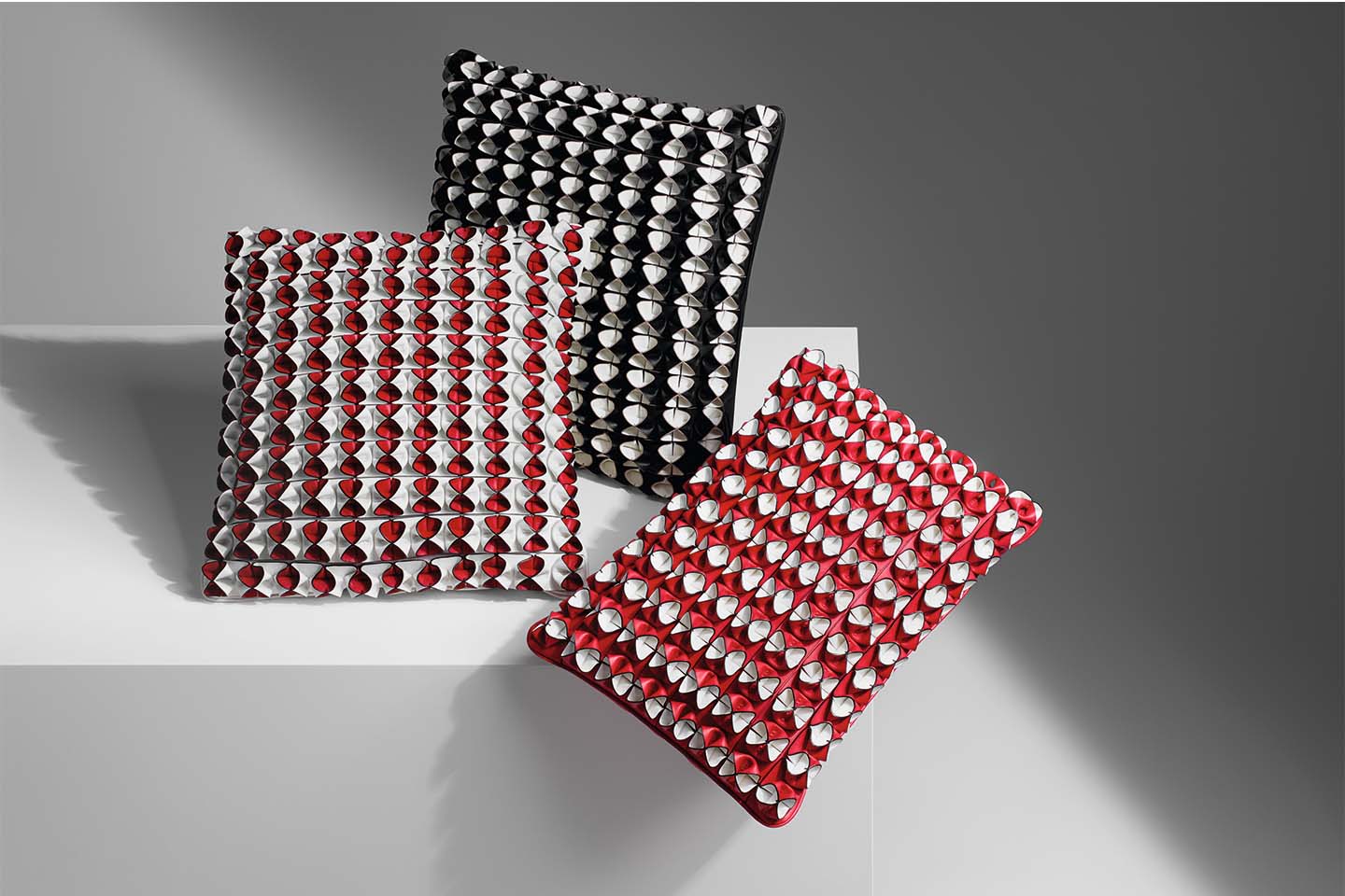 クッション「Flower Field Cushion」(大)¥290,000・(小)¥26,000(予定価格・税抜)