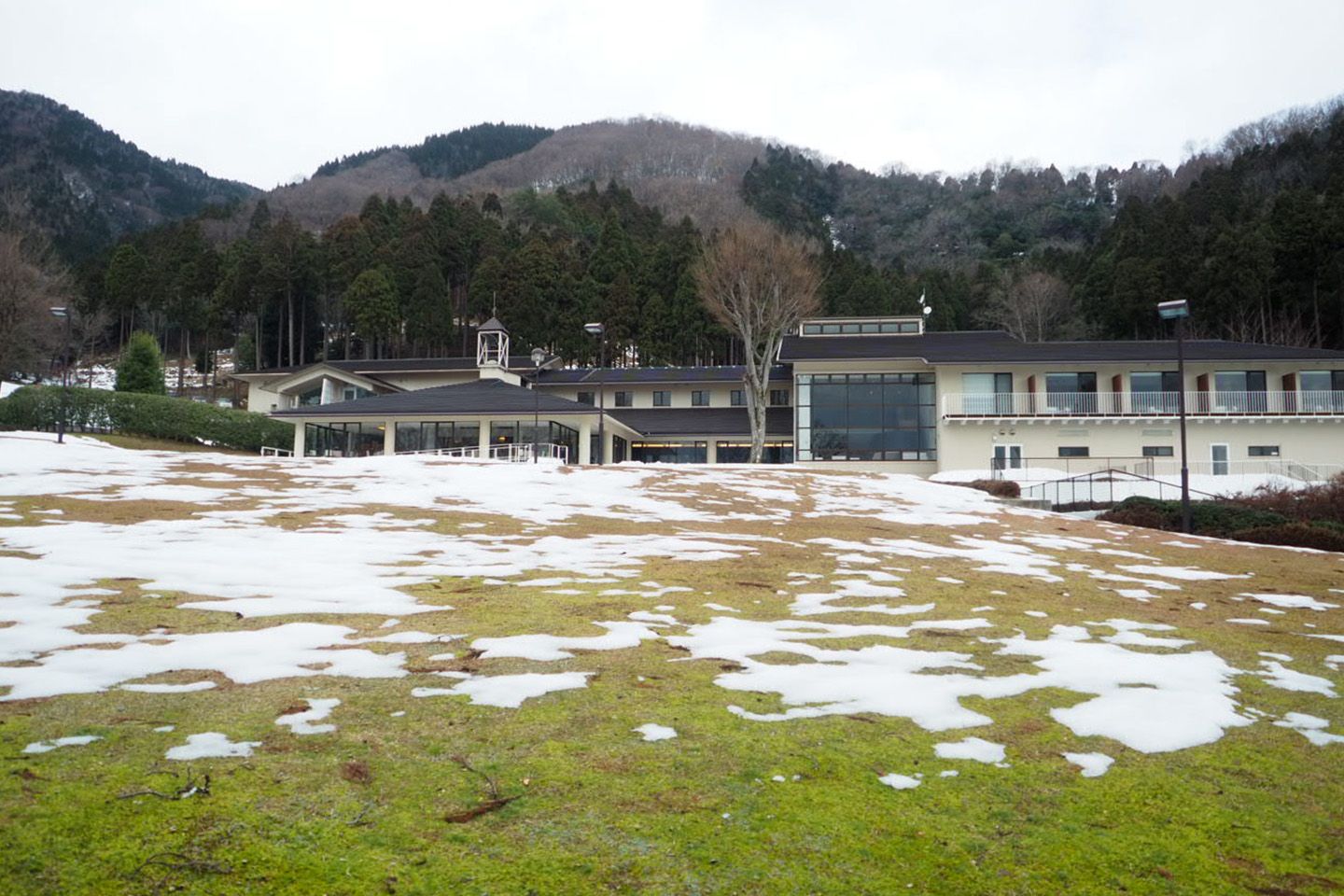 ホテル本館を琵琶湖側から見あげたところ。ここもまだ敷地内です。