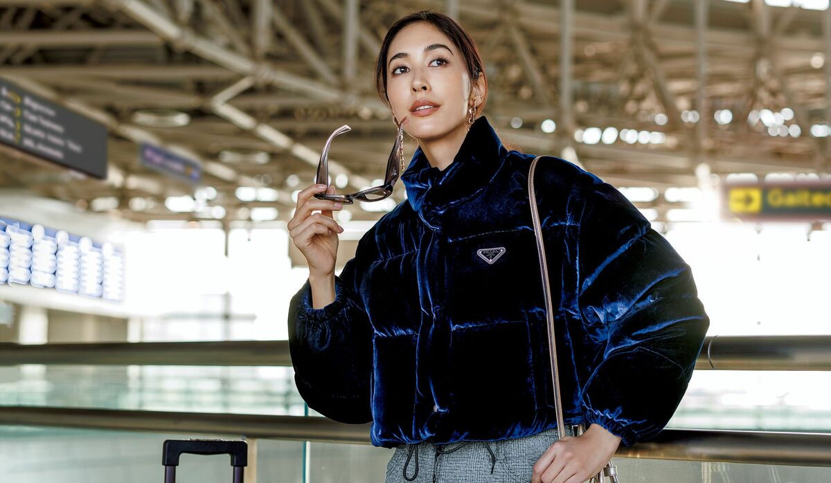 2/1 Sun｜ドレスにも合わせられる「プラダ」のベルベットジャケットで