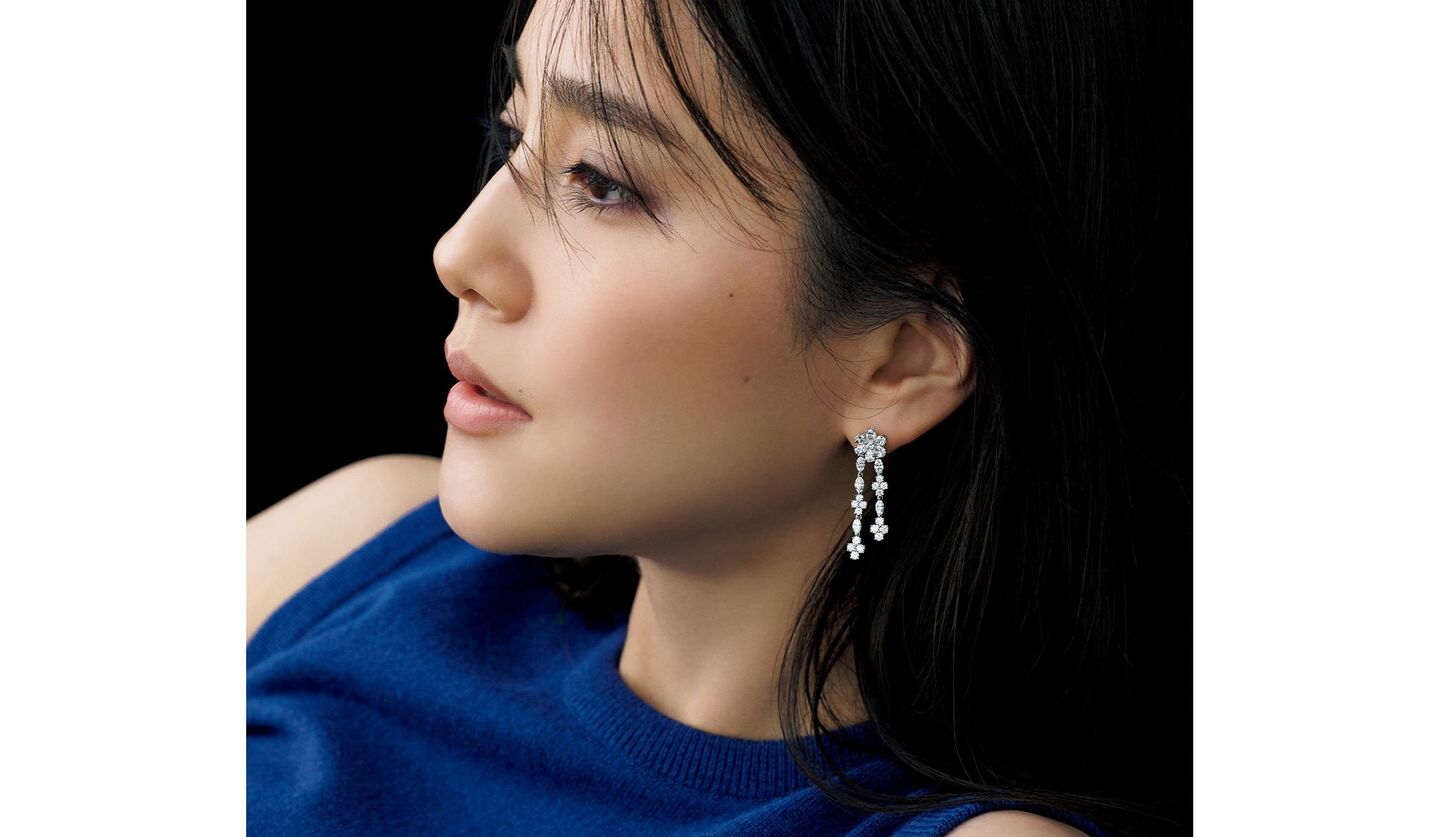 「カルティエ」のスウィングピアスを纏う、モデル・Atsukoさん