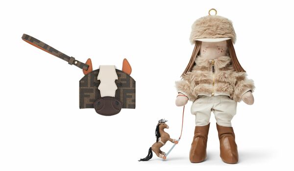 【フェンディ】幸運を呼び込む馬モチーフ|リュクスな遊び心にときめく!新作カードケース&マキシチャーム