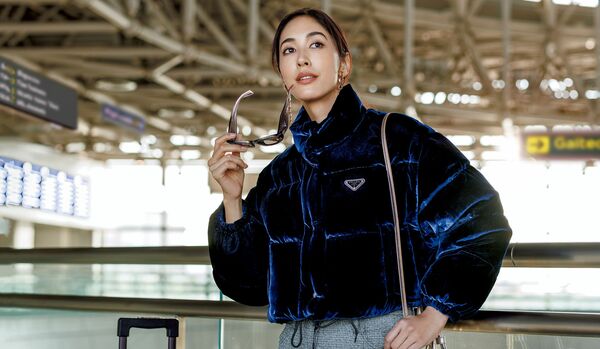 2/1 Sun｜ドレスにも合わせられる「プラダ」のベルベットジャケットで、冬旅も軽やかに【365日コーディネート】