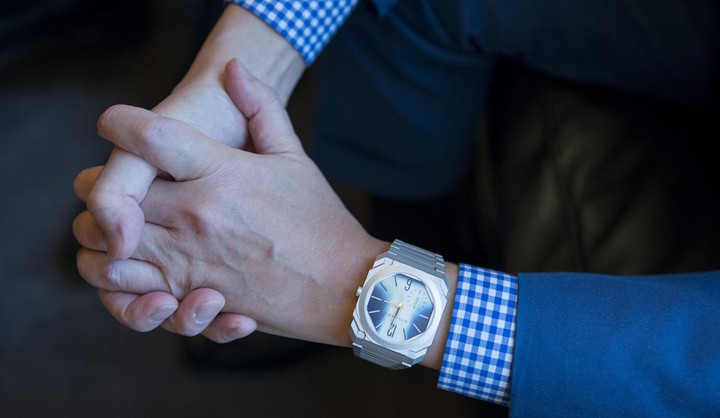 「オクト フィニッシモ 千住博」のステンレススティールモデルを着用した千住氏の手元。ダイアルの滝のブルーと、ギンガムチェックのシャツとの組み合わせが爽やかな印象。