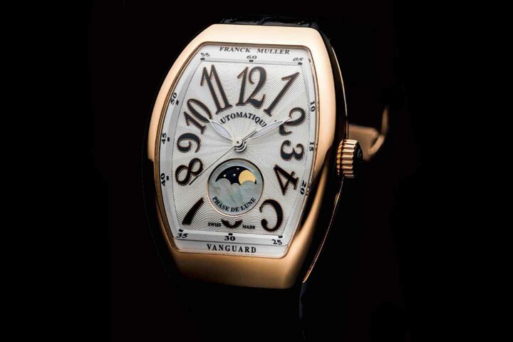 時計『ヴァンガード ムーンフェイズ』［ケース：18Kピンクゴールド、ケースサイズ：42.3㎜×32㎜、ストラップ：クロコダイル＋ラバーストラップ、ムーブメント：自動巻き］