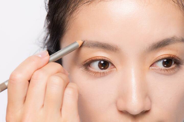 左右の高さが違う場合は、眉が低い方は上側を、高い方は下側を中心に描き足して行くと左右対象に。