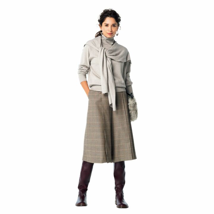 パンツ￥57,000（ストラスブルゴ〈ストラスブルゴ〉）、ブーツ［ヒール3㎝］￥209,000（トッズ・ジャパン）、ニット￥29,000（wb）、バッグ￥55,000（showroom SESSION〈カール ドノヒュー〉）、ピアス￥26,000（エスケーパーズオンライン〈クレッシオーニ〉）