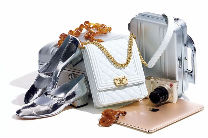 左から／ミニトランク「C-Series」【縦24×横31×マチ15cm】￥65,000・「S-Series」【縦18×横26×マチ7cm】￥70,000（ゼロハリバートン）、靴￥91,000【ヒール3cm】・バッグ「ボーイ シャネル」【縦19.3×横16×マチ6cm】￥453,000（シャネル）、ネックレス￥42,000・イヤリング￥32,000／ともに予価（プラダ ジャパン〈プラダ〉）・ノートブックパソコン「MacBook」￥142,800（Apple Store〈Apple〉）、カメラ「ライカC-LUX」￥138,000（ライカ）　[Precious2019年1月号107ページ]