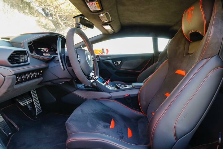 屋根が低いので、運転姿勢は自ずと背もたれを倒した角度になる。ハンドル調整で手前に引き出し、ベストなポジションをとると、さながらレーシングカーを運転しているかのよう。