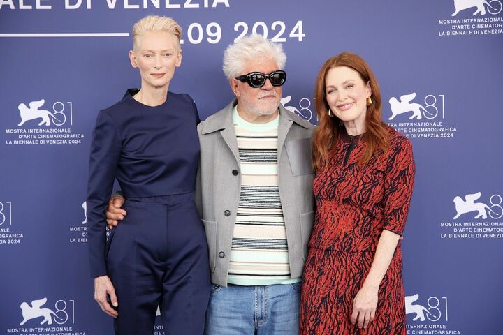 左から共演のティルダ・スウィントン、監督のペドロ・アルモドバルと。