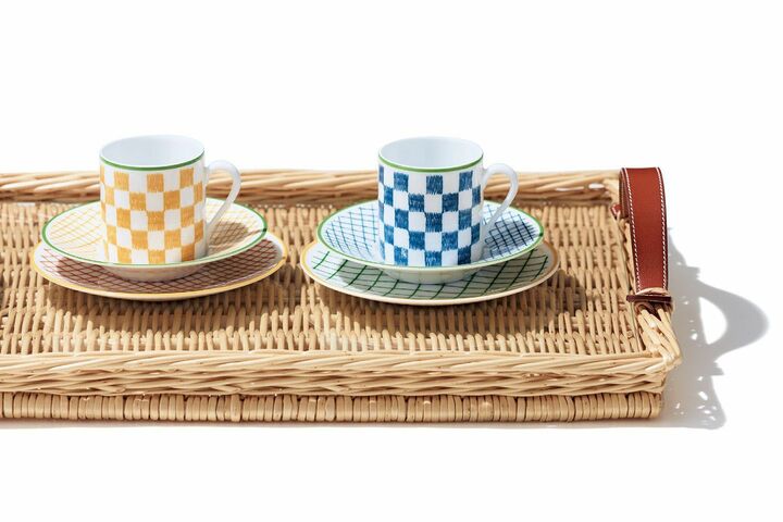 トレー『オズレ』［幅41×奥行き33cm］￥134,000・『ウォーク・イン・ザ・ガーデン』コーヒーカップ＆ソーサー各￥18,500・パンプレート［直径14cm］各￥9,800（エルメスジャポン）　[Precious2019年4月号178ページ] 