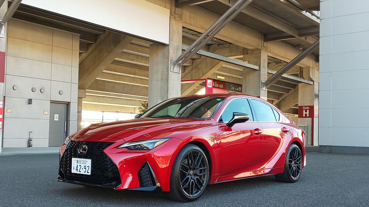 フロント周りは大きく印象を変え、精悍なイメージに。試乗車両は専用のアルミペダルやスポーツシートなどを装備する“F-SPORT”の特別仕様車「モードブラック」。