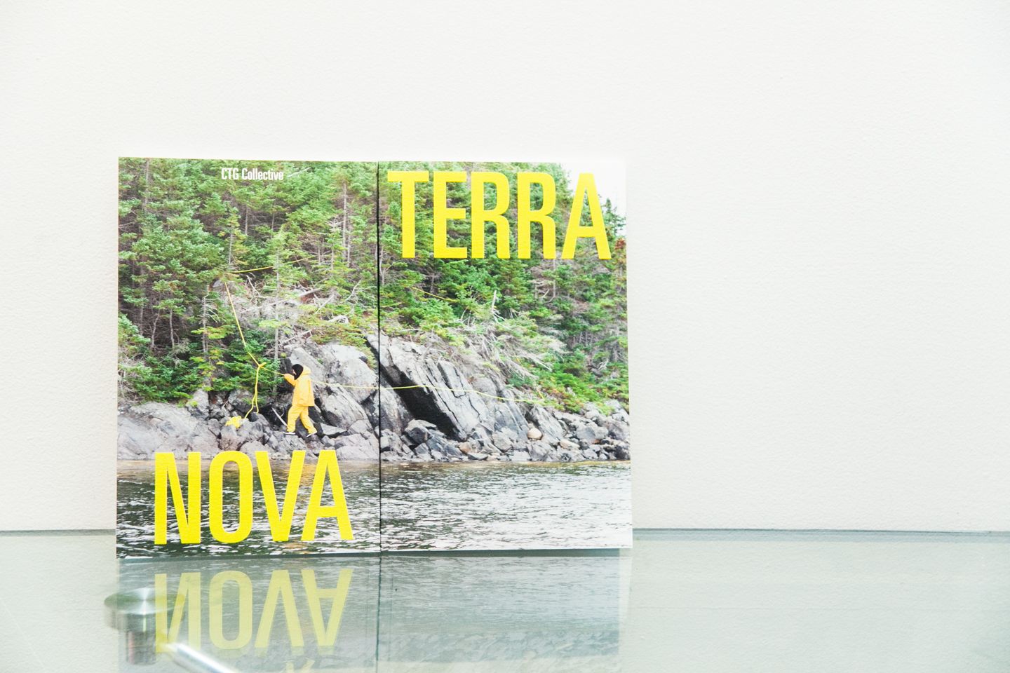 カティンカさんのギャラリーで開催したグループ展『Nova Terra』のカタログ。イスラエルやジンバブエのアーティスト、4人をフューチャーした。