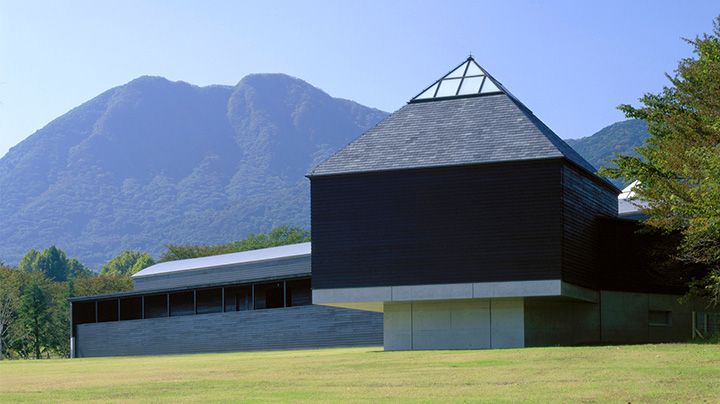 榛名山と特別展示室「觀海庵」 撮影:齋藤さだむ