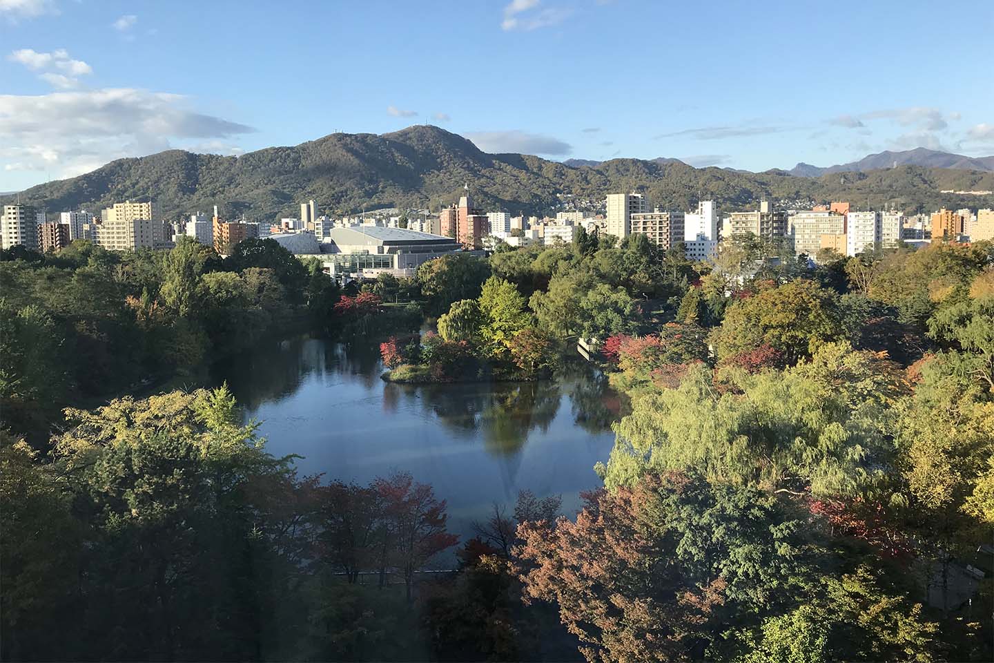 札幌パークホテルから見た中島公園。10月中旬時点なので、11月半ばまでが紅葉シーズンでしょうか