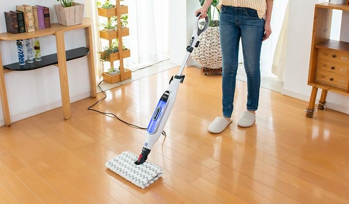 Shark「GENIUS ジーニアススチームモップ」本体サイズ:高さ1,124 x 幅298 x 奥行175mm、本体重量:約3.5kg 付属品:専用パッド、三角ヘッド、ブラシ付き三角パッド、注入容器 カラー:白 x ブルー 保証期間:1年間 市場想定価格:¥15,000