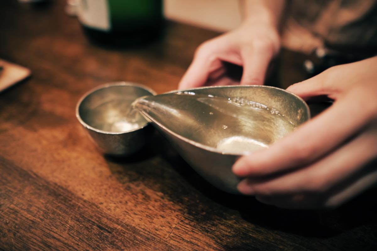 典子ママが日々買い足している酒器に注ぐ