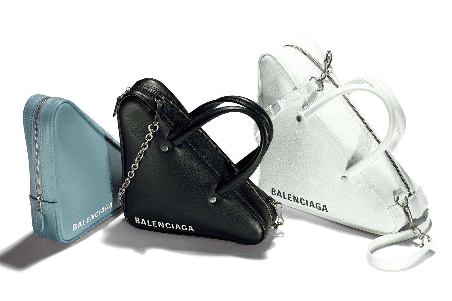 左から/「トライアングル ポシェット M」【縦20×横20×マチ5cm】¥89,000・「トライアングル ダッフル XS チェーン」【縦21×横21×マチ6.5cm】¥233,000・「トライアングル ダッフル S」【縦24×横24×マチ11cm】¥221,000(バレンシアガ ジャパン)