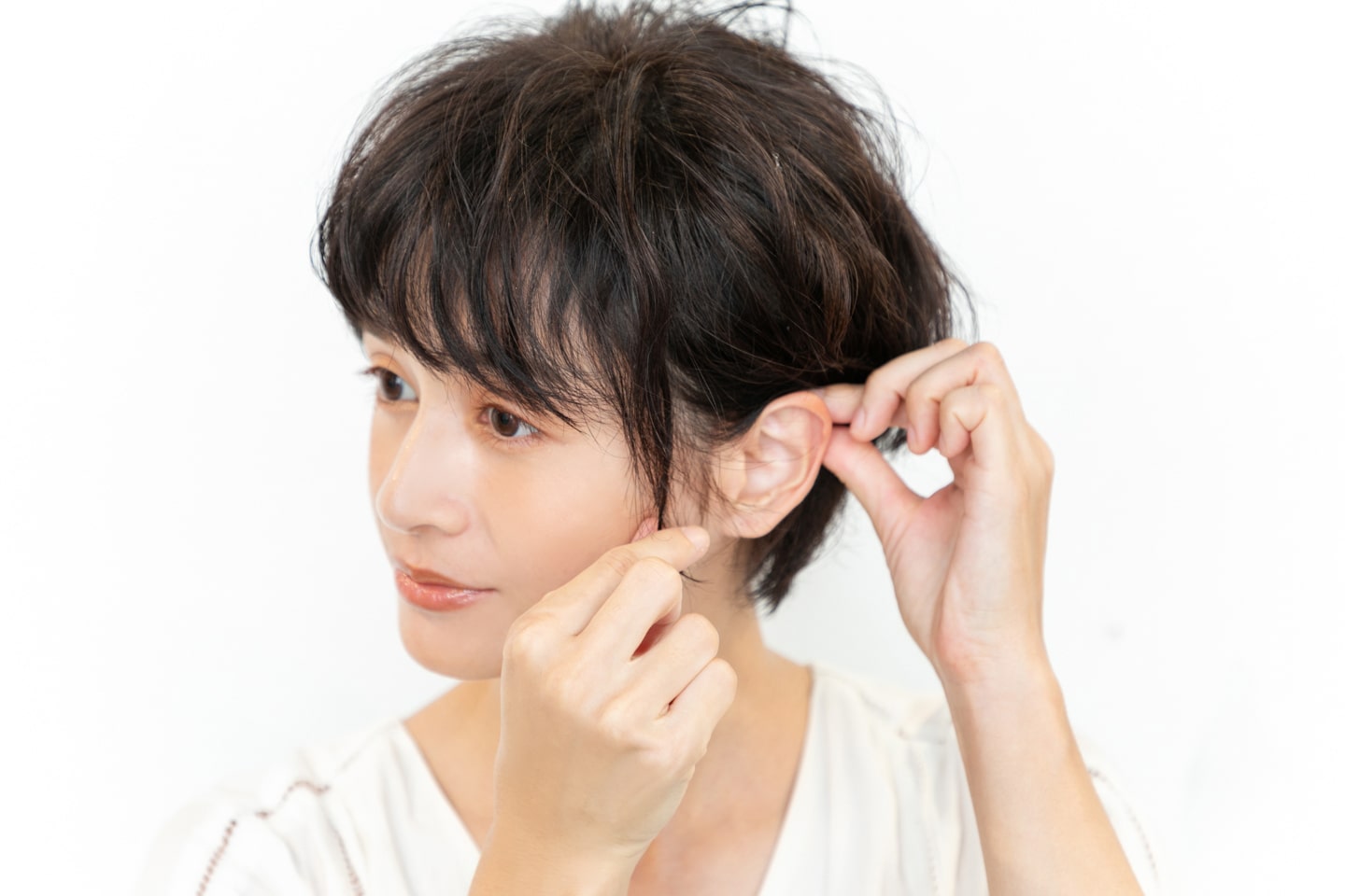 耳横の毛束を少しだけ残して、もみあげを耳にかける。
