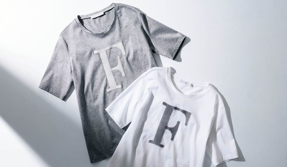 ファビアナフィリッピの「Fロゴ」入りゆったりTシャツが素敵です 