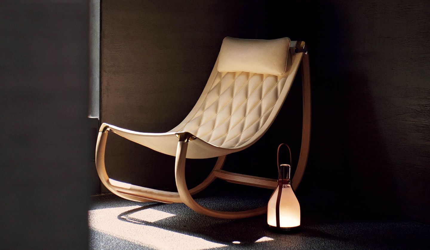 ルイ・ヴィトンの椅子「ルーヌ・チェア」とランプ「ベル・ランプ」