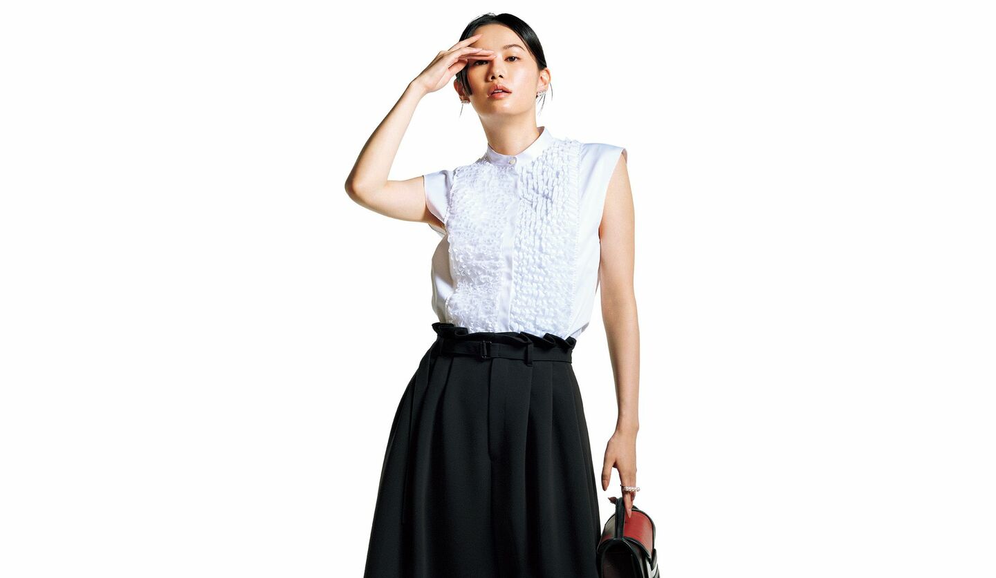 「YOKO CHAN」のシャツと「ハイク」のパンツを着用したモデルの泉はるさん