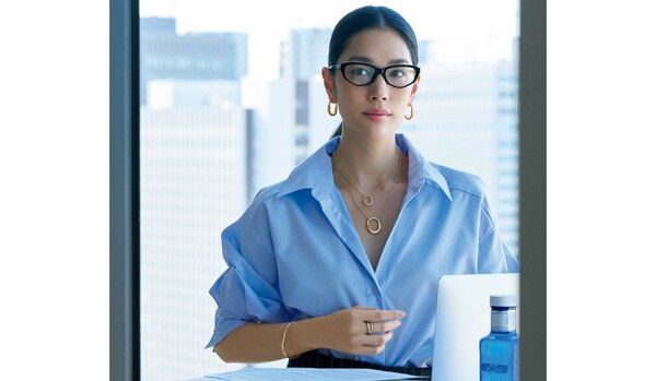 爽やかなサックスブルーのシャツには『ティファニー ロック』を纏って凛とした印象をトッピング【「ティファニー」羨望の1か月コーディネート】