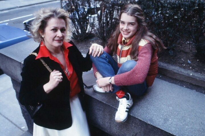 10代の頃のブルック・シールズと彼女の母親でマネージャーでもあったテリー・シールズ。1978年ニューヨークにて。(C)Robert R McElroy/Getty Images
