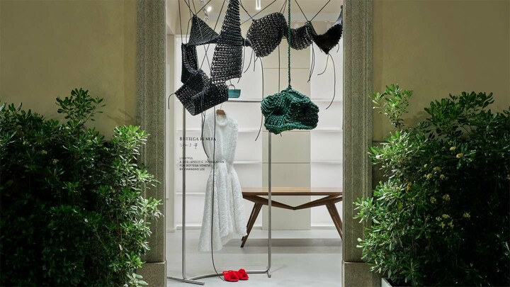 ボッテガ・ヴェネタと韓国人アーティストのイ・カンホによる光のインスタレーション『Lightful（ライトフル）』