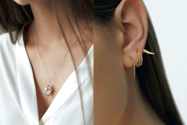 左／放物線のようなラインを描く2種類のゴールドでパールの珠を包み込んだ立体的なフォルムが、デコルテに優美な個性を添える。ペンダント『オーロラ』￥850,000［ホワイトゴールド×SAKURA ゴールド×南洋真珠 白蝶×ダイヤモンド］（TASAKI〈TASAKI Atelier〉） 右／打ち寄せる波のうねりを表現したシリーズのピアスは、まるでゴールドのリボンがくるくると耳たぶを飾る不思議なデザイン。ピアス『サージ』￥550,000［イエローゴールド］（TASAKI〈TASAKI Atelier〉）